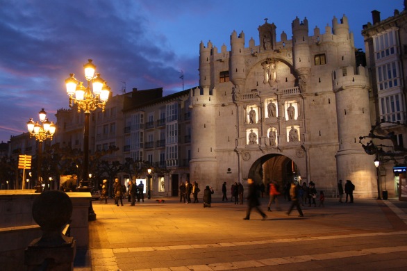 Arco de Santamaría en Burgos de noche
